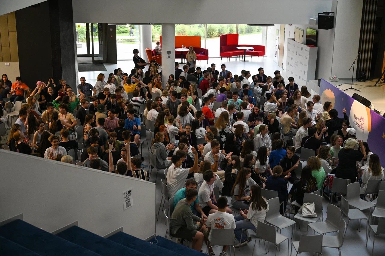 The whole summer school gathered in the main hall