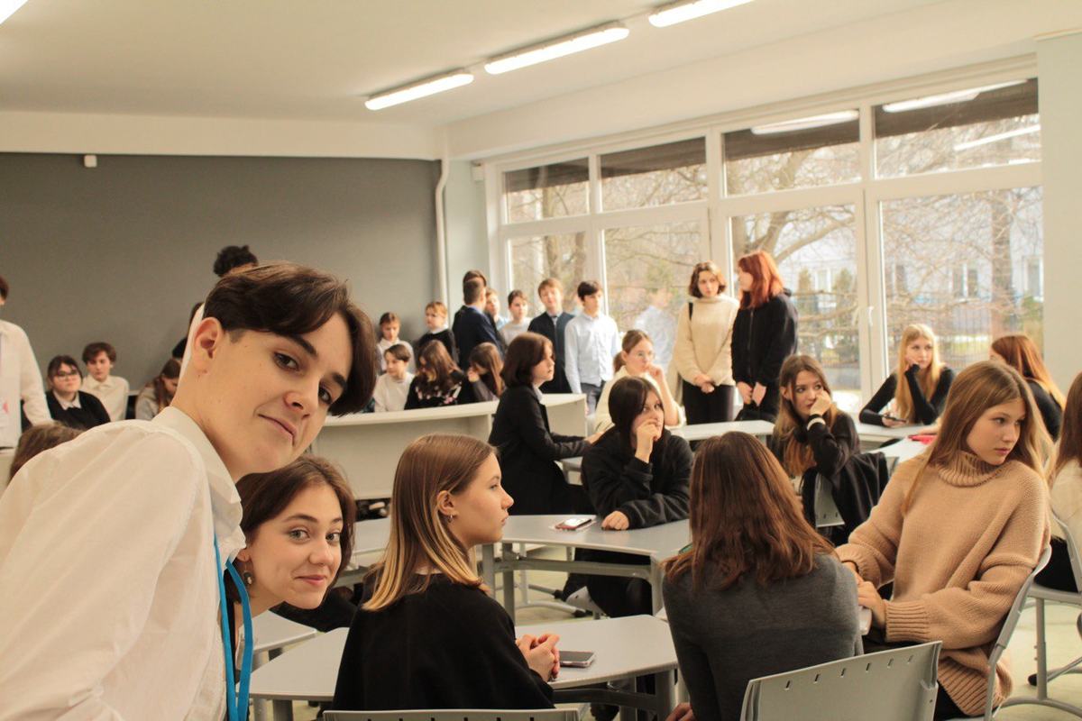 A full room of students at an open lecture on microeconomics